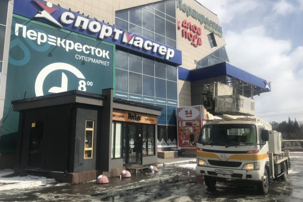 Многие рекламные растяжки на ТК находились в плохом состоянии Многие рекламные растяжки на ТК находились в плохом состоянии