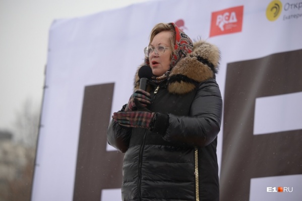 Татьяна Мерзлякова сейчас работает над поправками к Конституции в Москве, но в выходные приезжала в Екатеринбург и выступила на митинге против поправок к основному закону Татьяна Мерзлякова сейчас работает над поправками к Конституции в Москве, но в выходные приезжала в Екатеринбург и выступила на митинге против поправок к основному закону