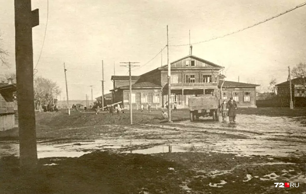 Этот же участок улицы Пристанской в 1948 году. В центре снимка — кинотеатр «Победа». Перед входом в кинотеатр стояли уличные скамейки в тени деревьев, радовали глаз цветочные клумбы и фонтан Этот же участок улицы Пристанской в 1948 году. В центре снимка — кинотеатр «Победа». Перед входом в кинотеатр стояли уличные скамейки в тени деревьев, радовали глаз цветочные клумбы и фонтан