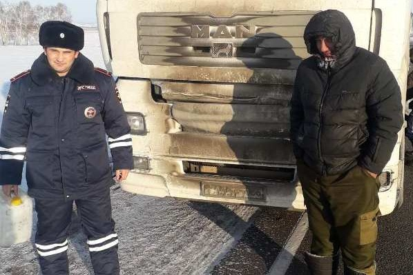 В топливном баке грузовика просто замерзло дизельное топливо, поэтому машина не завелась В топливном баке грузовика просто замерзло дизельное топливо, поэтому машина не завелась