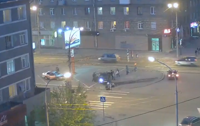 Водитель Skoda
снес светофор в центре Новосибирска (видео)