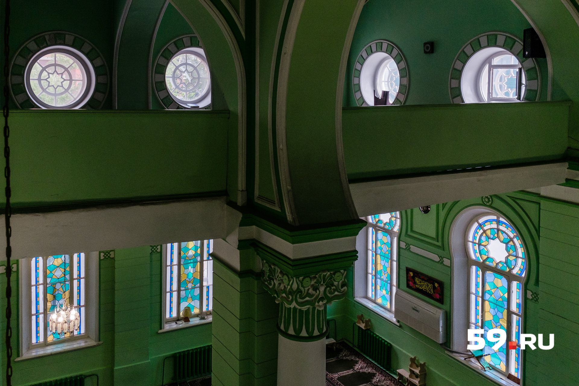 Витражи наполняют мечеть светом и объемом
