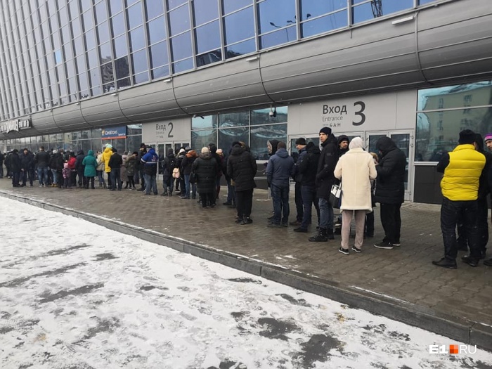 К ледовой арене пришли самые преданные фанаты команды К ледовой арене пришли самые преданные фанаты команды