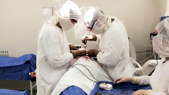 Оперировали 8 часов: челябинские хирурги поменяли сломавшуюся в позвоночнике пластину