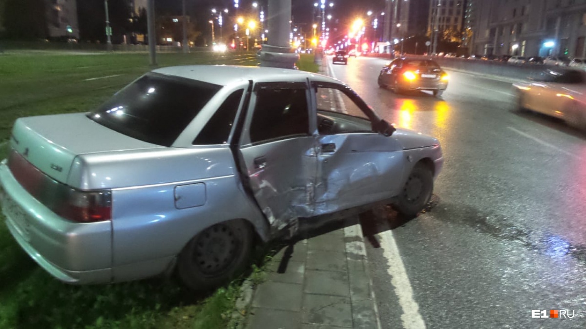 На Татищева водитель «десятки» не пропустил Mercedes, устроил ДТП и улетел  в столб | 19.09.2019 | Екатеринбург - БезФормата