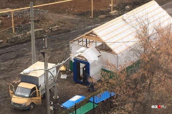 К зданию привезли купол К зданию привезли купол