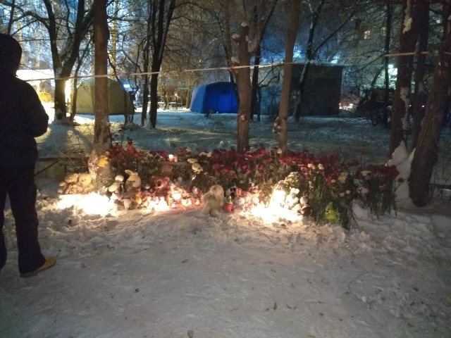 Возле дома устроили небольшой мемориал в память о погибших Возле дома устроили небольшой мемориал в память о погибших
