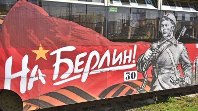 Грозный трамвай и задорные шляпки: что украшают атрибутами Победы в российских городах