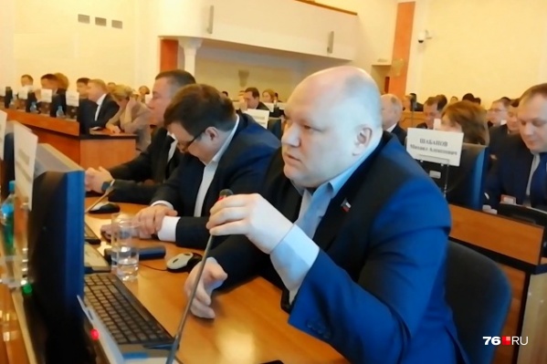 Депутат уже зачитал однажды рэп прямо на заседании муниципалитета Депутат уже зачитал однажды рэп прямо на заседании муниципалитета