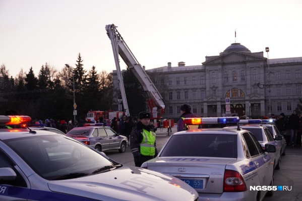 Дорожная полиция провела флешмоб прямо перед зданием областного правительства Дорожная полиция провела флешмоб прямо перед зданием областного правительства