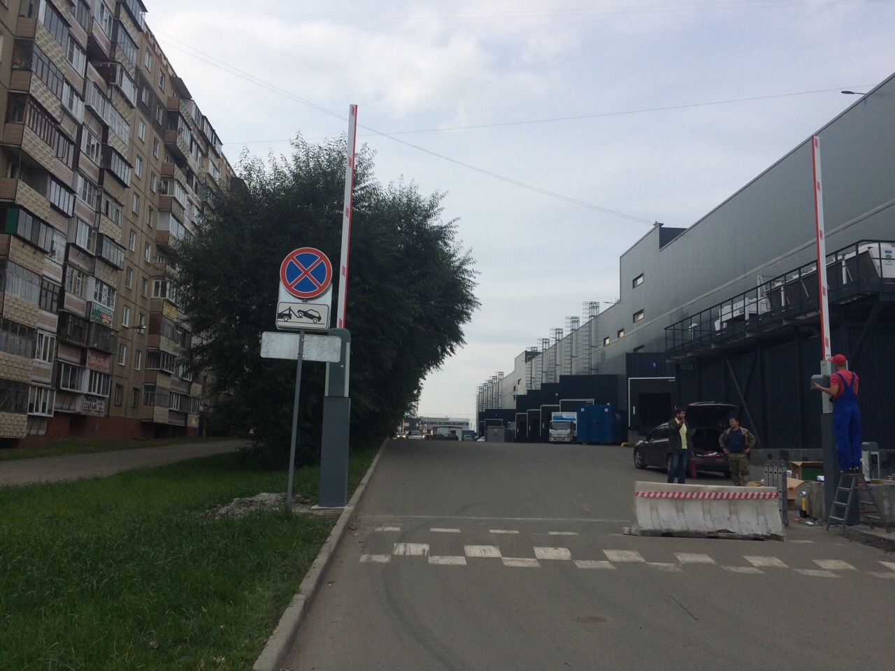 Как теперь попасть домой: в Челябинске владельцы ТРК «Космос» перекрыли шлагбаумом подъезд ко дворам