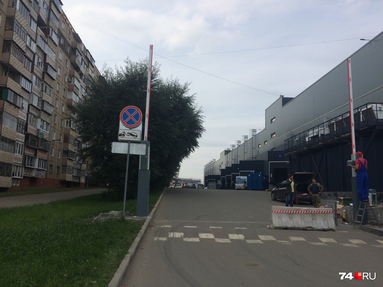 «Как теперь попасть домой»: в Челябинске хозяева ТРК «Космос» перекрыли шлагбаумом подъезд ко дворам