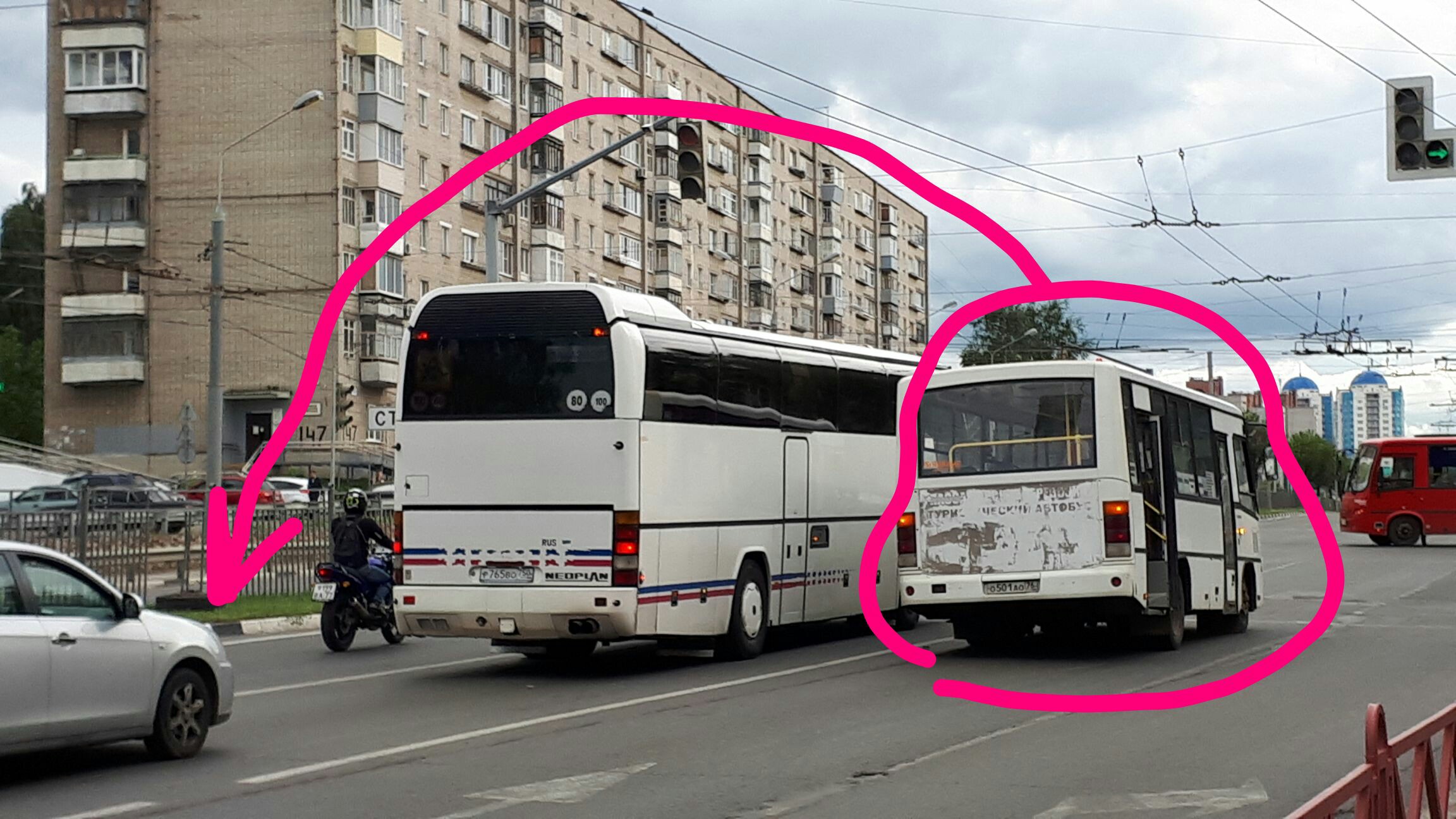В Ярославле у маршрутки с пасажирами на ходу оторвало колесо