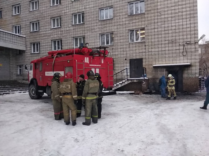 В вузе утверждают, что задымление случилось из-за того, что одну из входных дверей подожгли хулиганы В вузе утверждают, что задымление случилось из-за того, что одну из входных дверей подожгли хулиганы