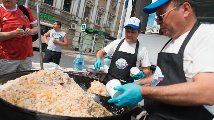 Хлеб и зрелища: фестиваль стритфуда в Ростове накормил тысячи футбольных болельщиков
