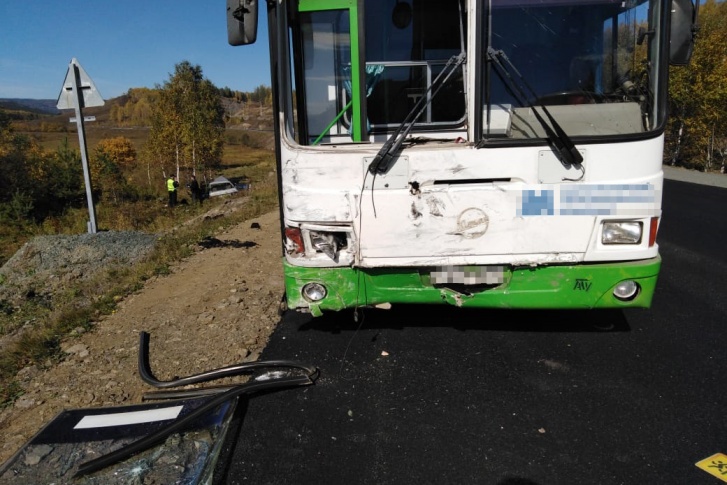 В автобусе, попавшем под удар «девятки», ехали дети В автобусе, попавшем под удар «девятки», ехали дети