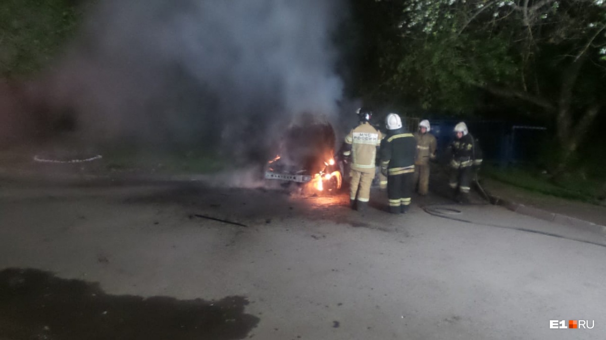 Пожарные справились с огнем, но машина выгорела полностью Пожарные справились с огнем, но машина выгорела полностью
