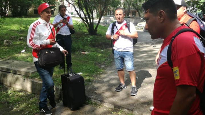 «Стояли в растерянности»: в Екатеринбурге снова обманули болельщиков из Перу, решивших снять жильё