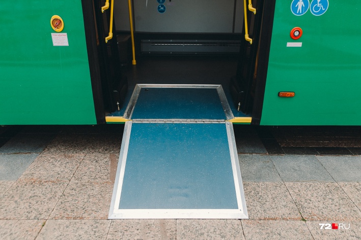Для детских колясок в салоне современных автобусов предусмотрено специальное место — так называемый накопитель