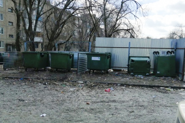 Горожане уверяют, что коммунальщики сняли лишь верхний слой накопившегося мусора Горожане уверяют, что коммунальщики сняли лишь верхний слой накопившегося мусора 