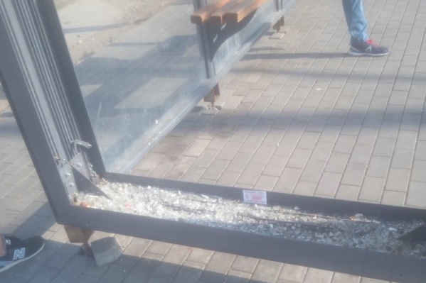 Вот так в сентябре вандалы разнесли остановки у ипподрома Вот так в сентябре вандалы разнесли остановки у ипподрома