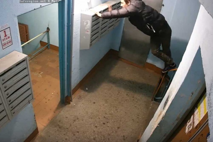 Вижу цель, не вижу препятствий: парень дотянулся до вожделенной лампы под потолком Вижу цель, не вижу препятствий: парень дотянулся до вожделенной лампы под потолком