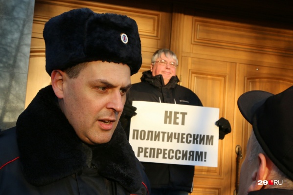 В конце пикета Юрия Щербачева задержали В конце пикета Юрия Щербачева задержали 