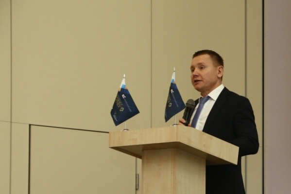 Топ-менеджеру придётся ходить на две работы Топ-менеджеру придётся ходить на две работы 