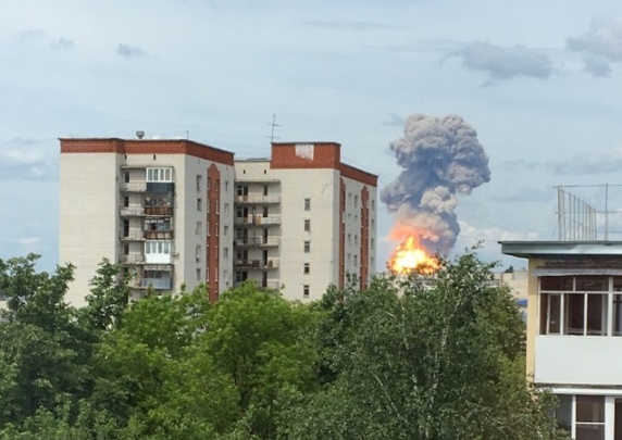 «Люди рисковали и не спрашивали про деньги»: ликвидаторов последствий взрыва в Дзержинске наградили