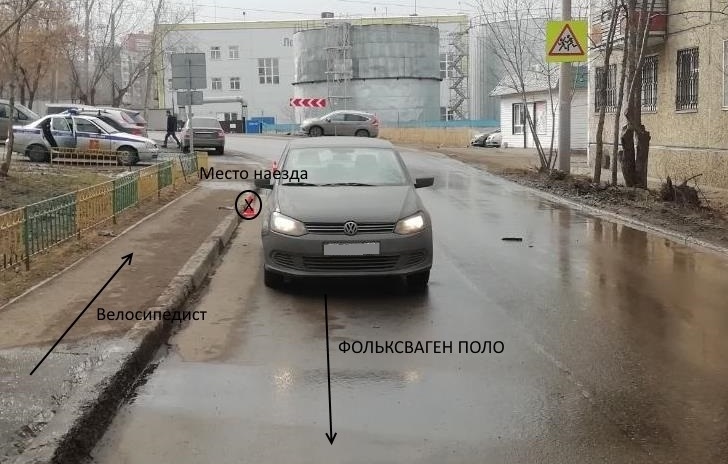 Маленький велосипедист упал на едущую машину Маленький велосипедист упал на едущую машину