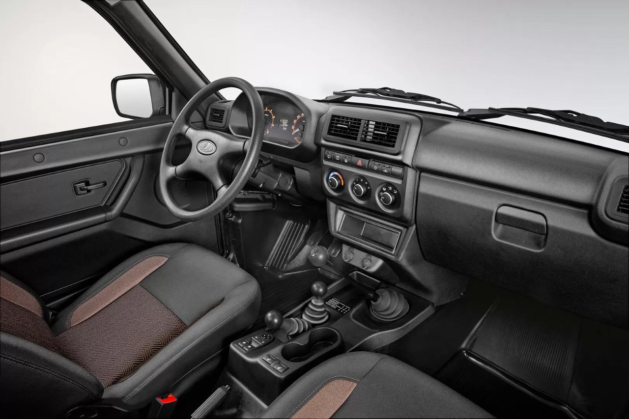 Новый салон Lada 4x4 — с крутилками вместо архаичных ползунков климатической системы, увеличенными дефлекторами и измененной приборной панелью Новый салон Lada 4x4 — с крутилками вместо архаичных ползунков климатической системы, увеличенными дефлекторами и измененной приборной панелью