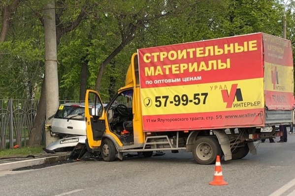 Авария произошла вчера около пяти часов вечера Авария произошла вчера около пяти часов вечера