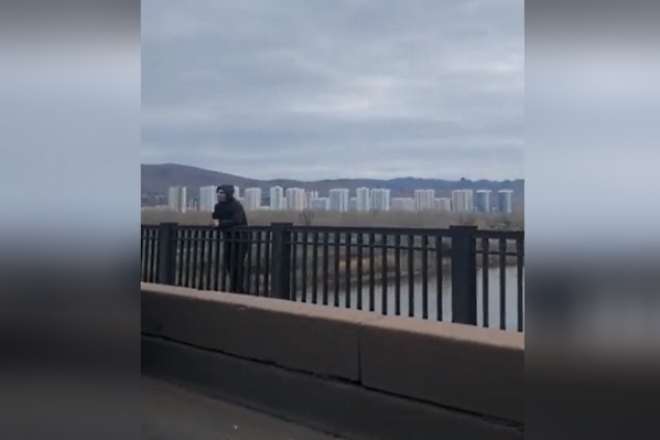 Мужчину заметили на мосту в среду, 17 октября Мужчину заметили на мосту в среду, 17 октября