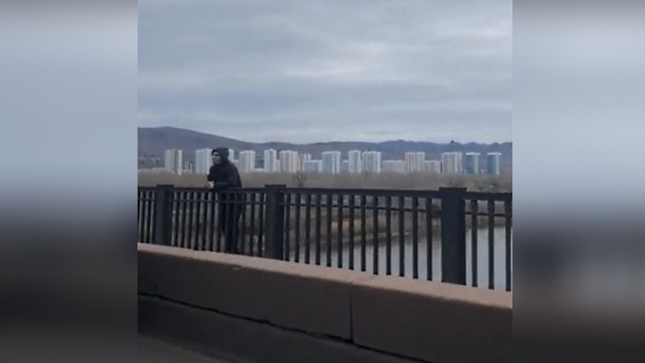 Мужчина на Коммунальном мосту оказался за перилами