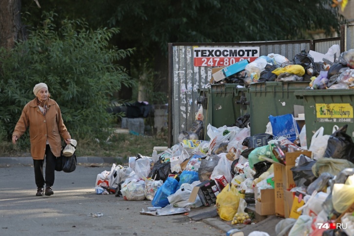 На завалы мусора жалуются жители всех районов Челябинска