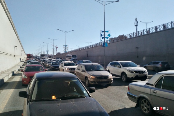 Движение в тоннеле под кольцом Московского шоссе и проспекта Кирова также замерло Движение в тоннеле под кольцом Московского шоссе и проспекта Кирова также замерло