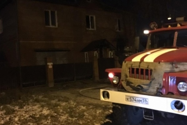 Пожарные приехали на место происшествия в течение нескольких минут Пожарные приехали на место происшествия в течение нескольких минут