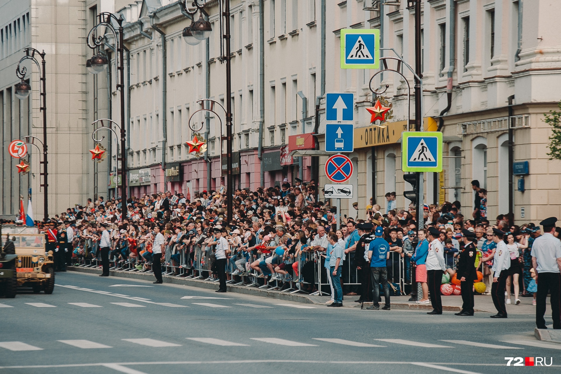 Улица Республики на время стала пешеходной. Сотни горожан собрались вдоль дороги, чтобы лично увидеть парад и шествие «Бессмертного полка»