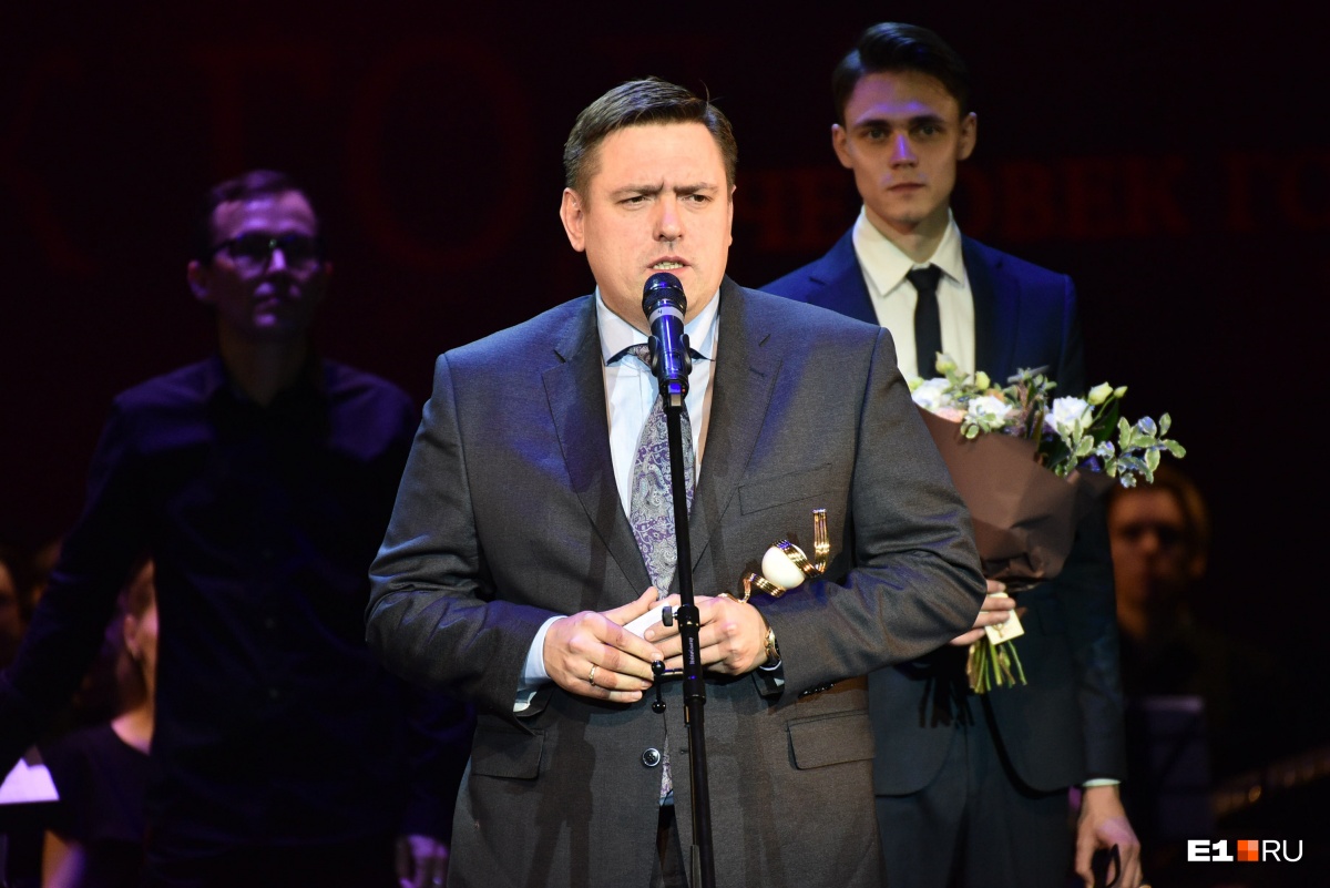 Промышленником года стал глава «УГМК-Агро» Илья Бондарев. «Очень необычно победить в этой номинации, возглавляя сельскохозяйственную компанию», — сказал Илья. Кстати, мы скоро расскажем о том, почему так ярко светят теплицы УГМК Промышленником года стал глава «УГМК-Агро» Илья Бондарев. «Очень необычно победить в этой номинации, возглавляя сельскохозяйственную компанию», — сказал Илья. Кстати, мы скоро расскажем о том, почему так ярко светят теплицы УГМК