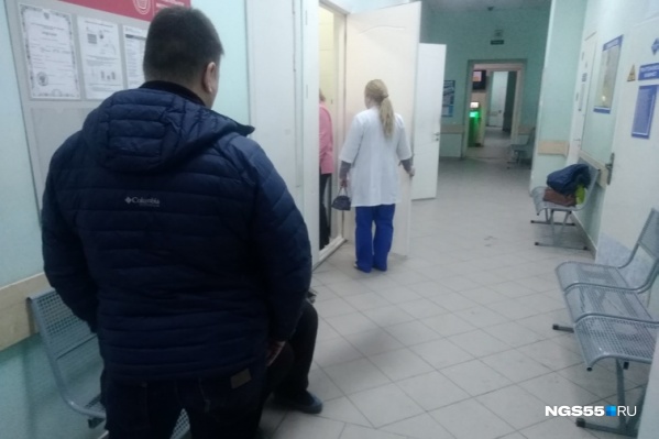 Травматолог, демонстративно отказавшийся принимать больных, моментально стал знаменитостью. Эта история показала многие проблемы омского здравоохранения Травматолог, демонстративно отказавшийся принимать больных, моментально стал знаменитостью. Эта история показала многие проблемы омского здравоохранения