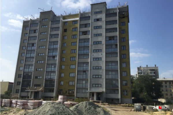Дом хоть и находится в высокой степени готовности, в эксплуатацию не введён из-за недоделок Дом хоть и находится в высокой степени готовности, в эксплуатацию не введён из-за недоделок