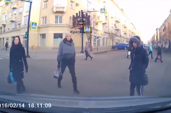 Пешеходы пошли по центру дороги одновременно с машинами Пешеходы пошли по центру дороги одновременно с машинами