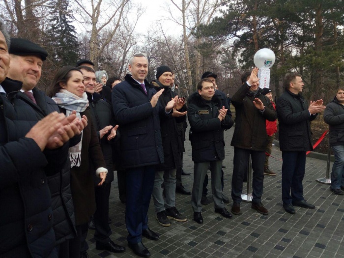 На открытие набережной пришли мэр Анатолий Локоть, депутат Госдумы Максим Кудрявцев, врио губернатора Андрей Травников, замминистра строительства и ЖКХ России Андрей Чибис и председатель горсовета Новосибирска Дмитрий Асанцев (слева направо) На открытие набережной пришли мэр Анатолий Локоть, депутат Госдумы Максим Кудрявцев, врио губернатора Андрей Травников, замминистра строительства и ЖКХ России Андрей Чибис и председатель горсовета Новосибирска Дмитрий Асанцев (слева направо)