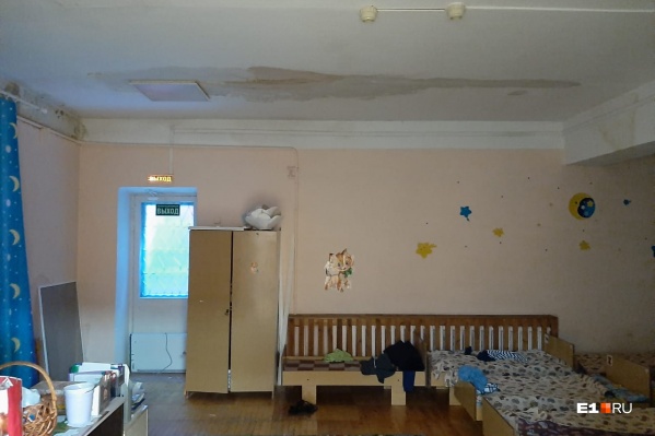 Так внутри детсада — видно, что на потолке огромное мокрое пятно Так внутри детсада — видно, что на потолке огромное мокрое пятно