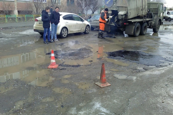 Закон позволяет временно латать дыры на дорогах, заливая лужи асфальтом Закон позволяет временно латать дыры на дорогах, заливая лужи асфальтом