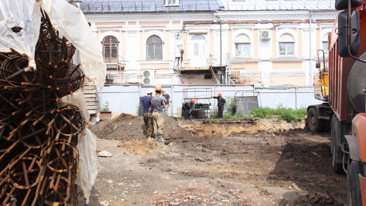 «Мы люди подневольные»: в центре Ярославля возобновили скандальную стройку кинотеатра