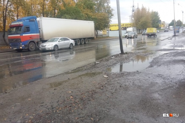 Вода из канализации частично затопила проезжую часть Вода из канализации частично затопила проезжую часть