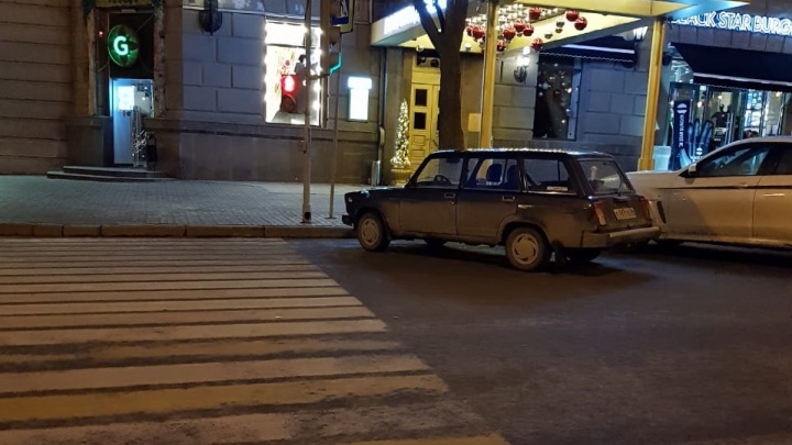 Мог бы сразу в квартиру заехать: волгоградский автохам перекрыл вход в подъезд