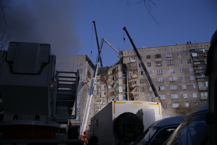 Подъезды будут разбирать с помощью огромных кранов Подъезды будут разбирать с помощью огромных кранов
