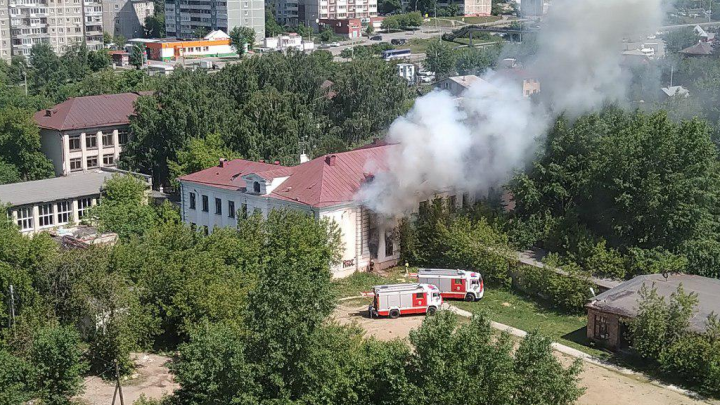 В Екатеринбурге горит здание школы, построенное в 1949 году